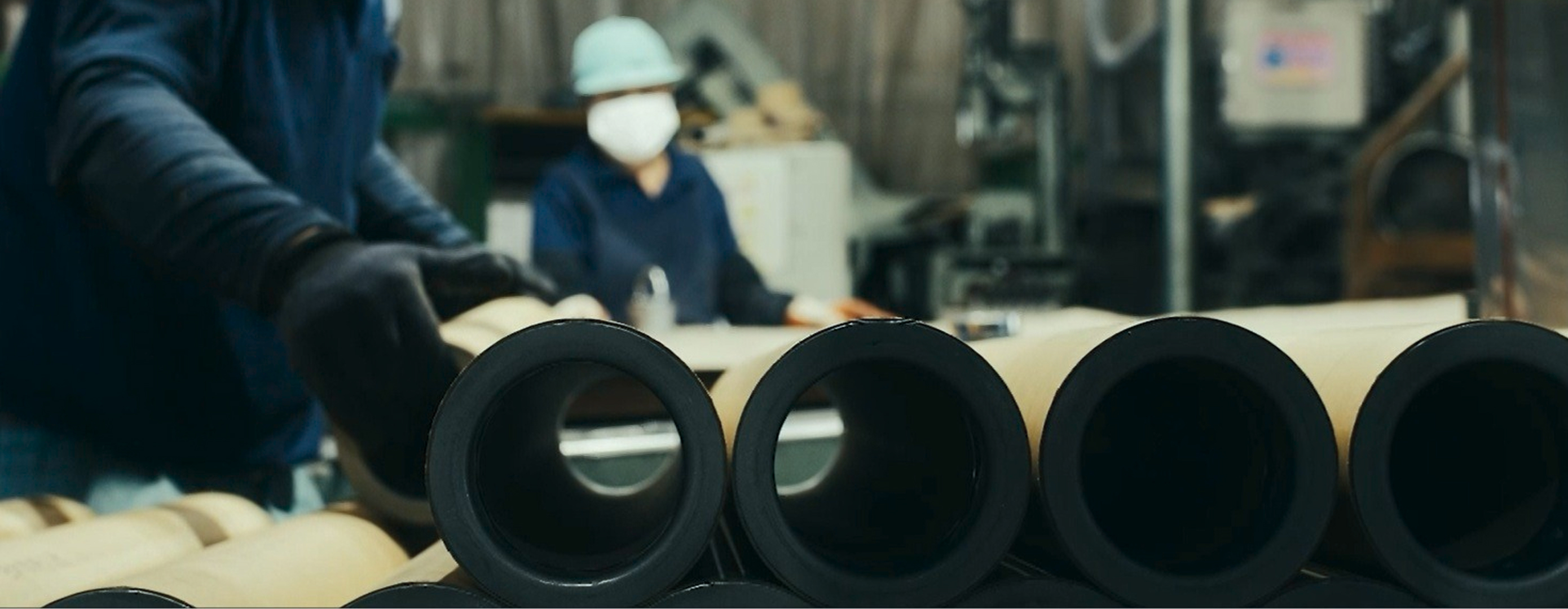 トラックをメンテナンスするスタッフ
